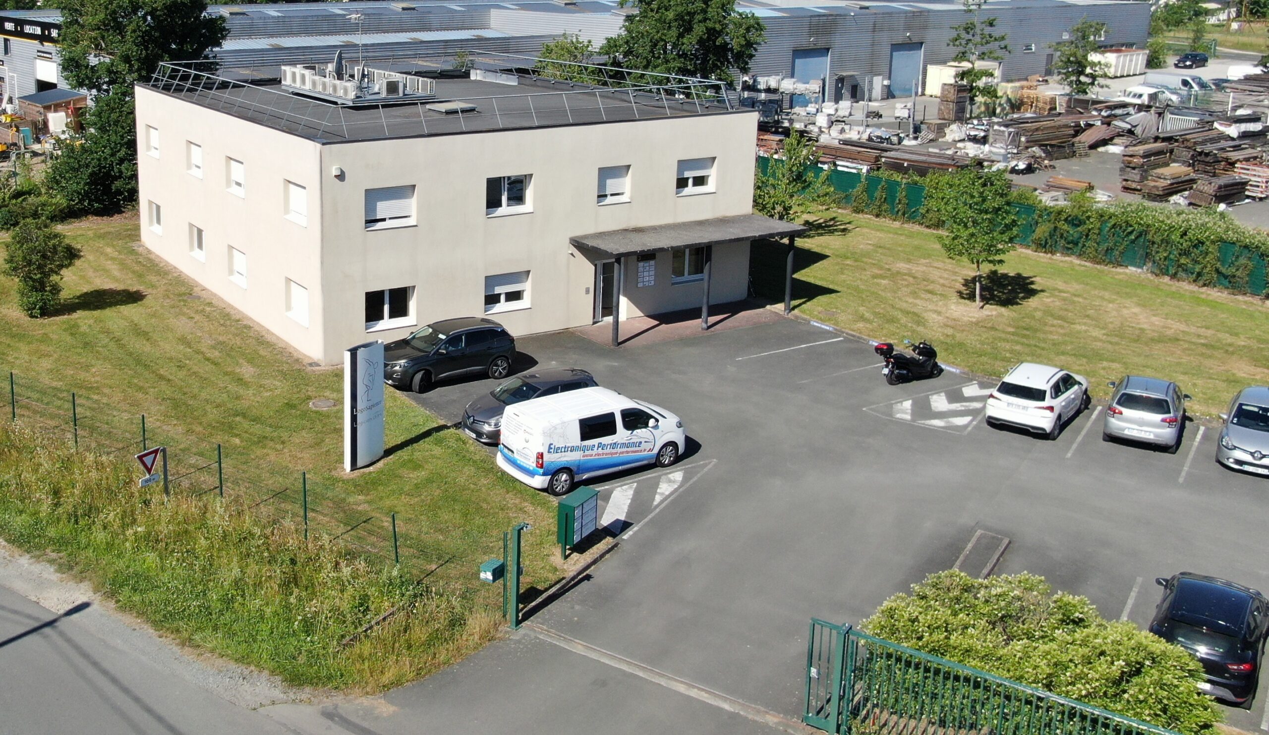 Immeuble de bureaux DEAUMAT avec parking privé à Saint-Jean-de-Linières, près d'Angers
