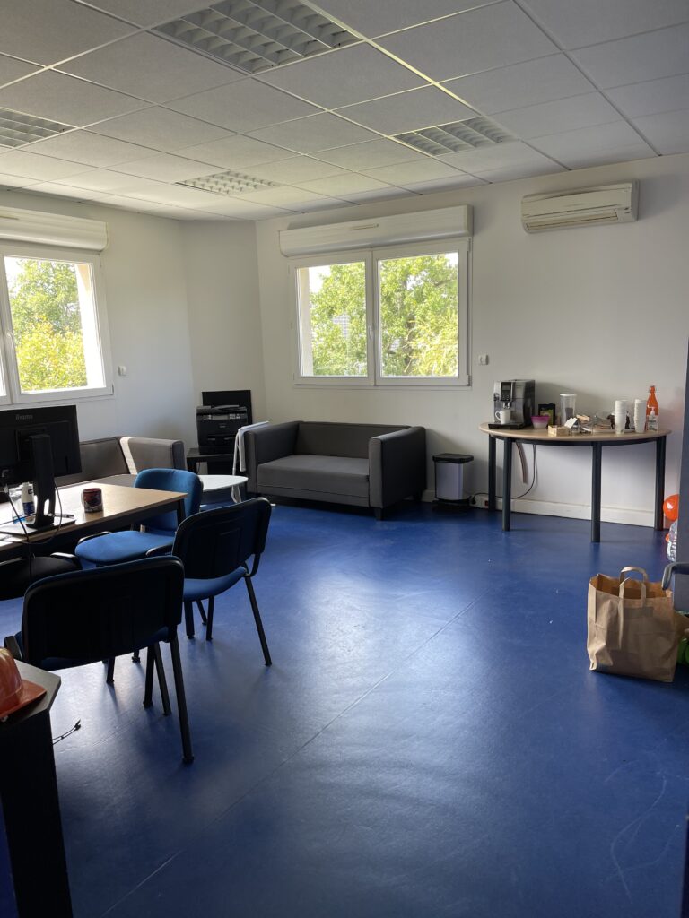 Bureau indépendant attenant à l'open space
